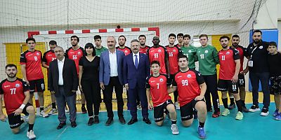 Vali Aksoy Erkekler Hentbol Süper Ligi 5.hafta karşılaşmasını tribünden takip etti